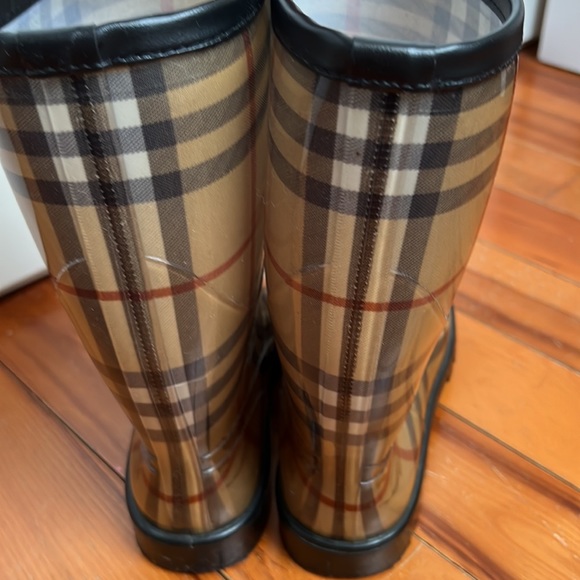 COPY - Burberry Wellington Rain Boot - Picture 3 of 5